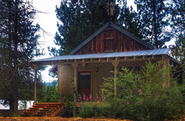 Cabaña de estudio estilo vaquero lindo en el bosque