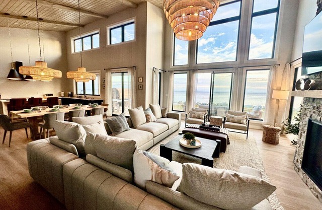 Majestic Oceanfront Chalet - Hot tub and Sauna- Private