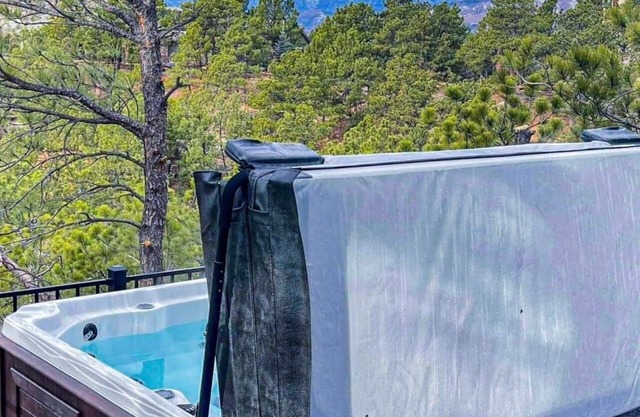 Majestic Pikes Peak Manor- Hot tub with PIKES PEAK VIEW and Hoodoo’s