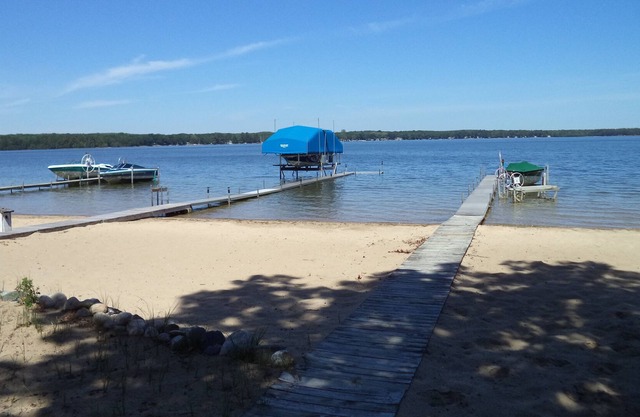 Haga recuerdos de vacaciones familiares en este fantástico Otsego Lake Cottage