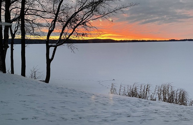 Make memories at this beautiful lake house on Lake Margrethe Grayling