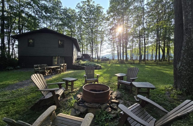 1. Nature Lover’s Cabin. Fenced Yard, Pool/Gym access, Dog&boat-ok. King bed