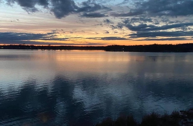 Make Memories on Sugar Lake 45 min from Metro! 3BR/2BA