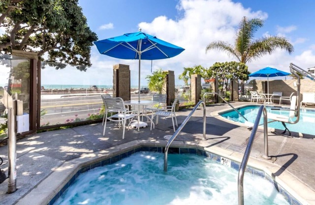 Make Your Trip More Enjoyable! 2 Relaxing Units, Free Parking, Pool, Beachside!