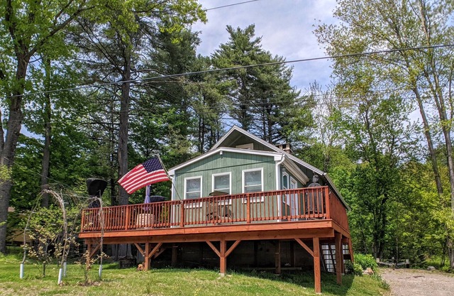 Makin' Memories with beach access and dock on Silver Lake!