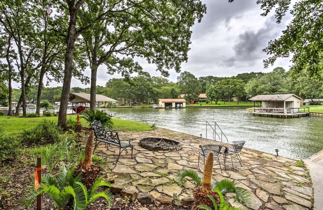 Malakoff Lake House - Deck, Boat Slips, and Fire Pit