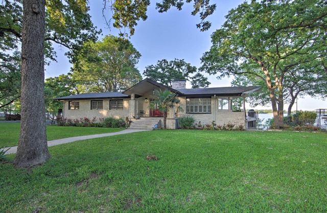 Malakoff Lakefront Home: Golf Course On-Site!