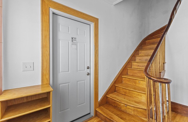 Malden 3Br Apt on 2F/with Free parking/WiFi/ Windows AC