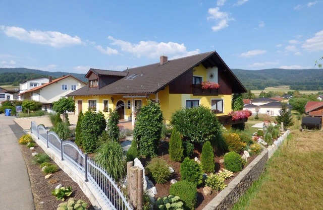 Vivienda pintoresca con balcón