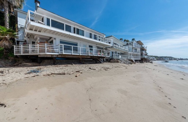 Malibu Rd Ocean Front Dry Sandy Beach House + Estudio, 2 cocinas, Jacuzzi