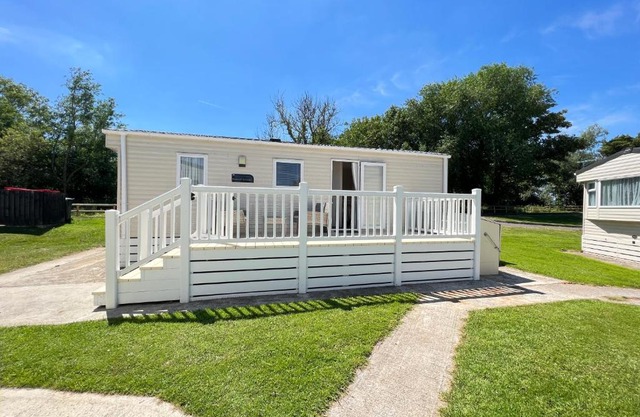 Mallard Corner, cosy Cotswold lakeview lodge
