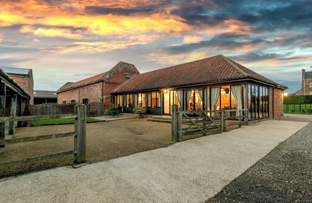 MALLARD, pet friendly, luxury holiday cottage in Wheatacre