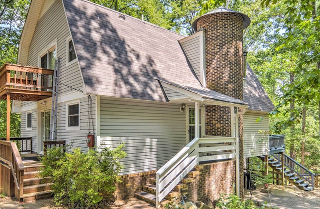 'Mallard's Rest' Waterfront Hot Springs Home!