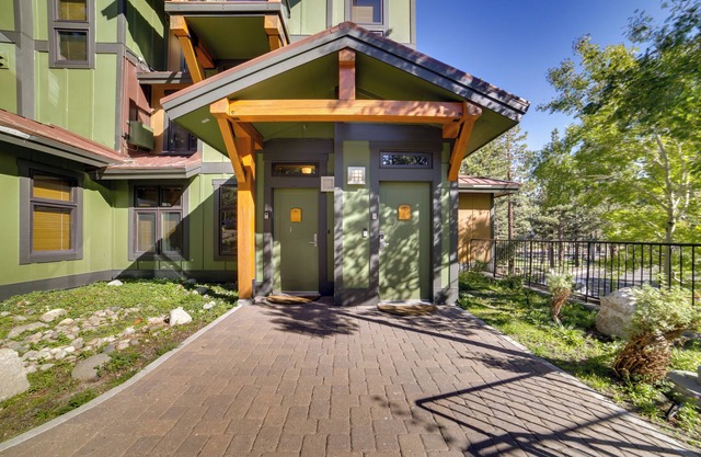 Mammoth Lakes Condo w/ Fireplace: Near Skiing!