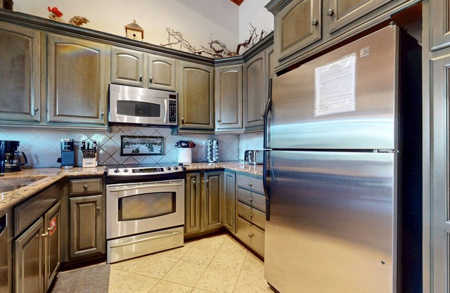 Mammoth West 140 Pet-Friendly Updated Condo, Just A Short Walk to Canyon Lodge by RedAwning