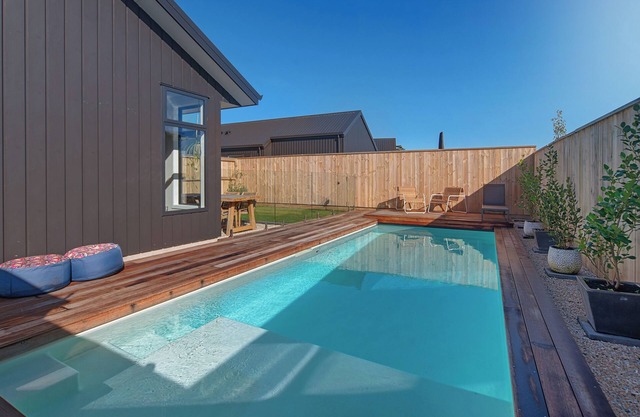 Mana Nalu - Mapua Holiday Home with Heated Pool And Just Steps From Mapua Wharf