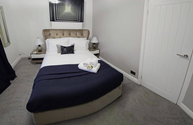 Manchester 2-Bed House, Sleeps 4, 20 Min to Centre
