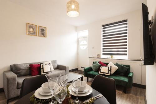 Manchester 2BR Cozy for Contractors & More