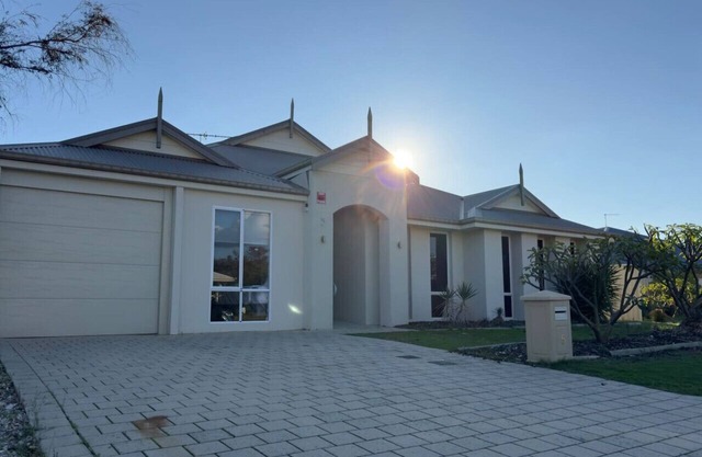 Mandurah Four Bedroom Guesthouse