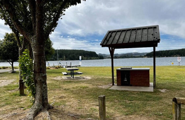 Mangakino Lake Front. Best view in town. 5 min walk to golf course and lake.