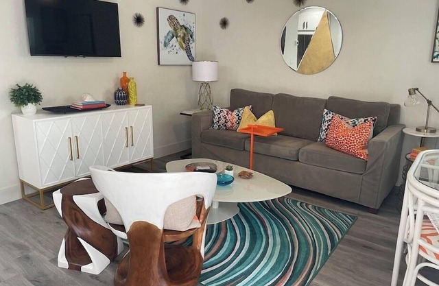 Mango @ El Tropicale Vacation Rentals Downtown Sarasota