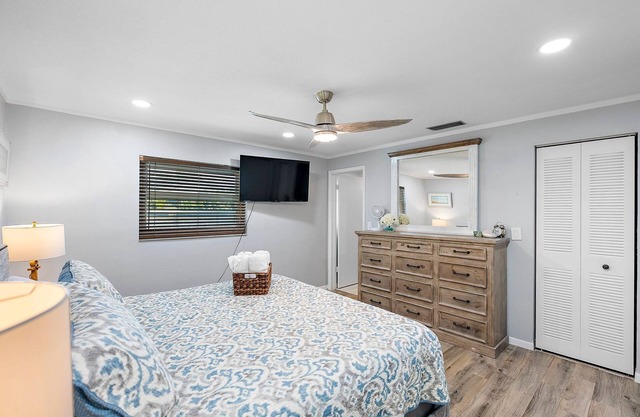 Mango Oasis, 9 minutes to beach, Pool, 2 Covered Patios, 2 wood burning grills