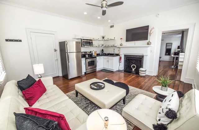 Manhattan on Front! Balcony Park Free!