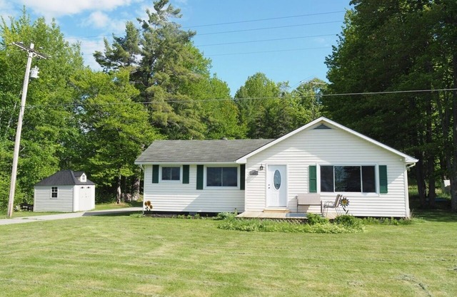 Manist-easy - Private Lakefront with Private Dock, Kayaks, and Air Conditioning!