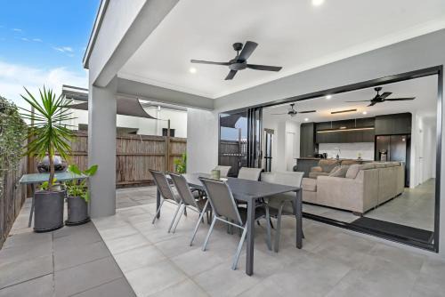 Manoora Haus - Industrial Oasis near Parks & Beach