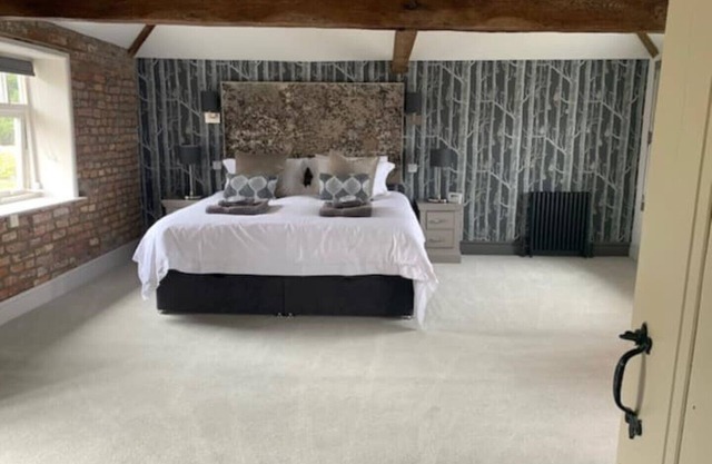 Manor Barn - Large Barn Conversion With Hot Tub .