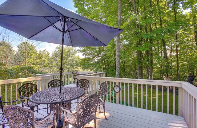 Manor Green: Cedar Home w/ Fire Pit, 3 Mi to Lake!