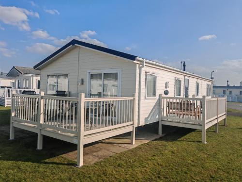 Manor Park Dog Friendly 2 bed, 6 berth Lodge with decking 600 Yard's From The Beach In Hunstanton