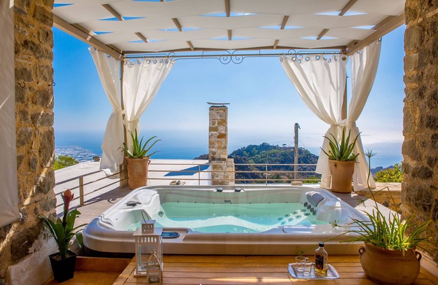 Mansión con jacuzzi al aire libre y vistas al mar Mediterráneo.