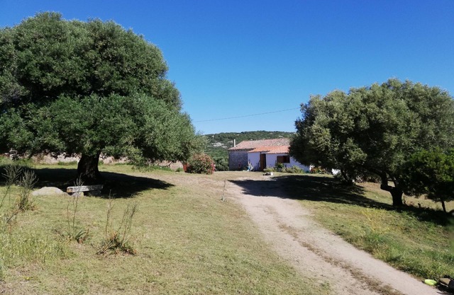 Casa de campo de 1800 con jardin privado, a 15 km de las playas
