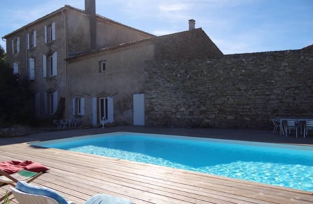 Amplia casa con 4 suites parentales y piscina