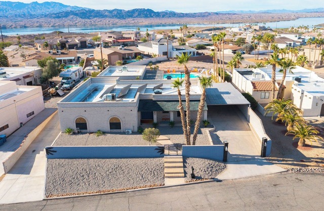 Mansion- Pool, Spa, Game Room, Casita, Fire Table, Lake View