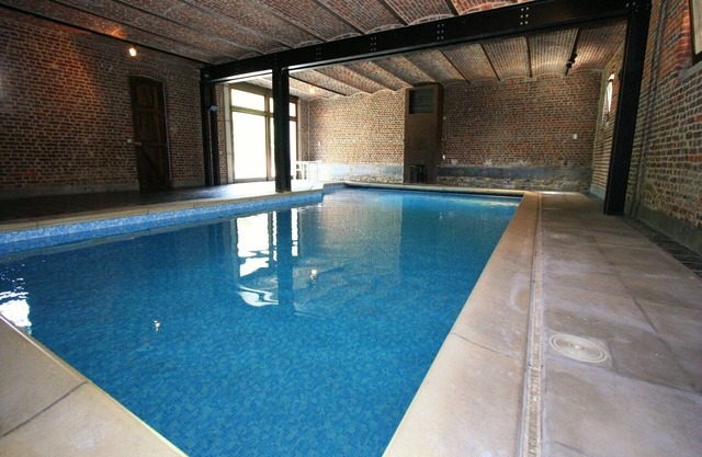 Mansión con piscina, Néblon