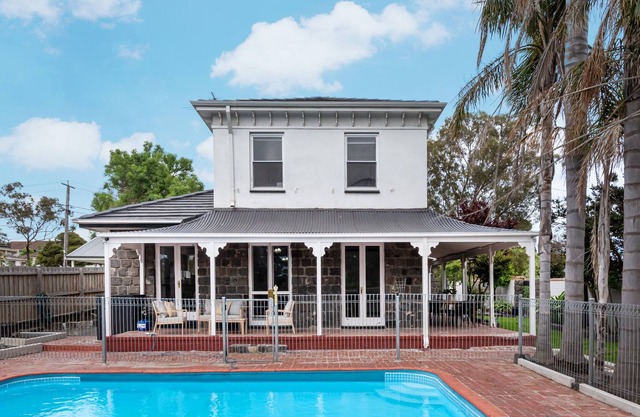 Manyung House in Mt Eliza with large pool