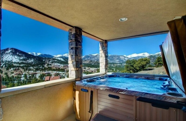 Mapes Luxury Vacation At Windcliff 5 Bedroom Home by RedAwning