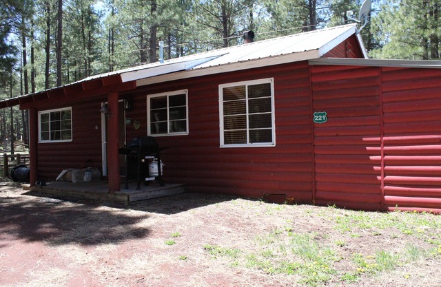 Cabaña rústica acogedora de arce en los pinos