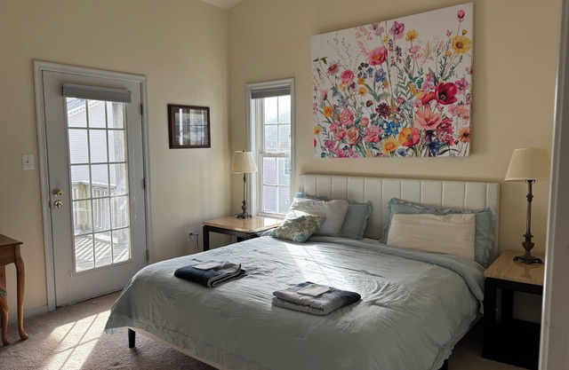 Maple Lawn Gem, sunny, 3-bedroom, walk to shops, next to Maple Lawn, Food Lion