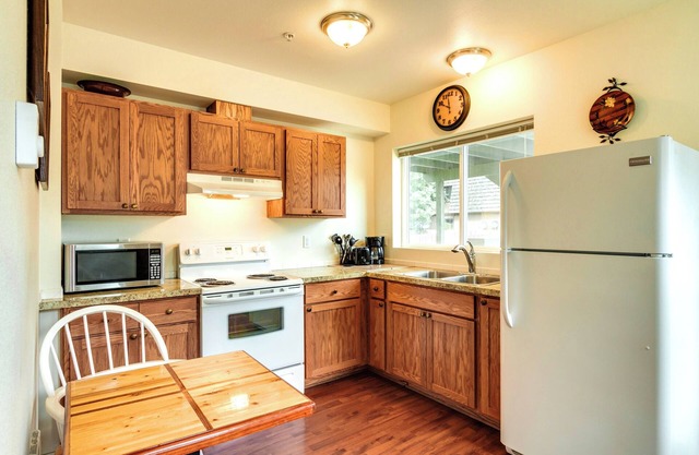 Maple Leaf Manor Suites - 2 bedroom Apartment queen ground floor