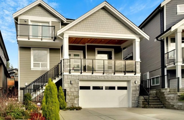 Maple Ridge 2BR Suite, Sleeps 6-7, Netflix, AC