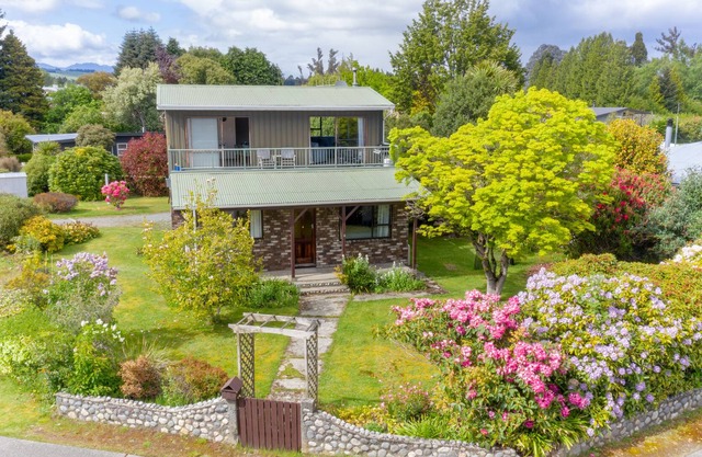 MAPLE TREE COTTAGE - TE ANAU HOLIDAY HOME, pet friendly in Te Anau