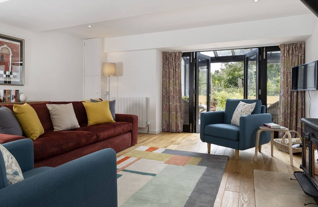 Maplewood Barn sits on a quiet lane in the picturesque village of Bisley. Steeped in history this be