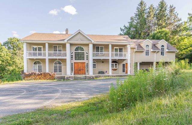 Maplewood Manor, 8BR w/ Hot Tub, Gym, Fire Pit, Near Hunter/Windham Skiing