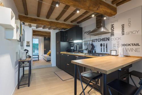 MaRì Modern Flat - con Posto Auto e vicino alla Metro - ItalyWeGo