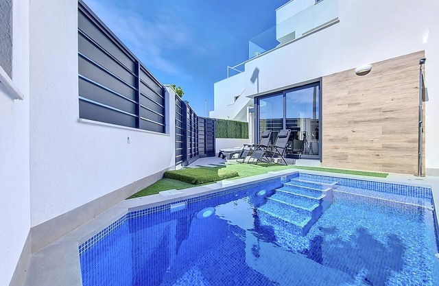 Villa con vistas al mar, piscina privada y azotea