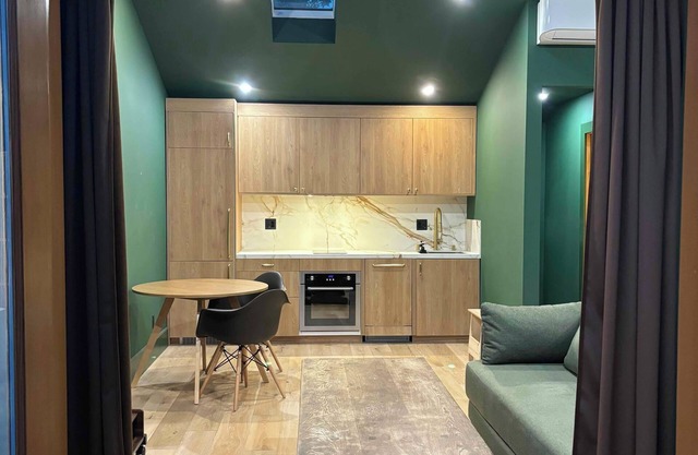 Mar Vista Greenhouse - Newly-built studio guesthouse. Centrally located.