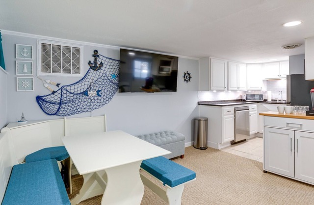 Marblehead Condo - Walk to Beaches + Restaurants!